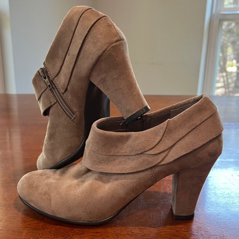 Aerosoles Taupe‎ Faux Suede Ankle Booties with Zipper Detail Size 7.5